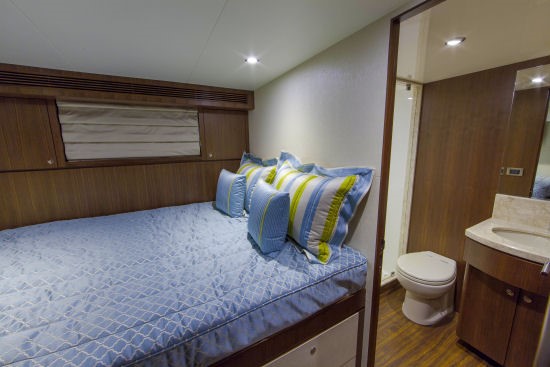 Ocean Alexander 100 Skylounge captain's cabin