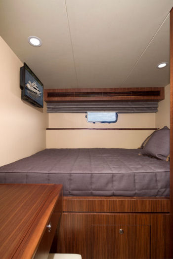 Ocean Alexander 85 Motoryacht captains quarters