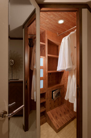 Ocean Alexander 85 Motoryacht closet