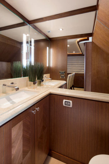 Ocean Alexander 85 Motoryacht day head