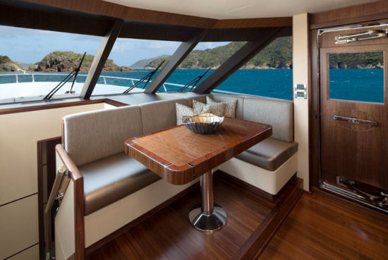 Ocean Alexander 85 Motoryacht dinette