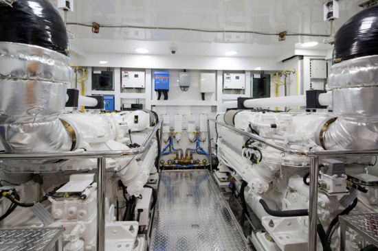 Ocean Alexander 85 Motoryacht engine compartment