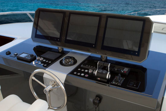Ocean Alexander 85 Motoryacht flying bridge helm