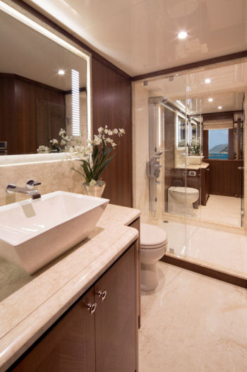 Ocean Alexander 85 Motoryacht his and hers heads