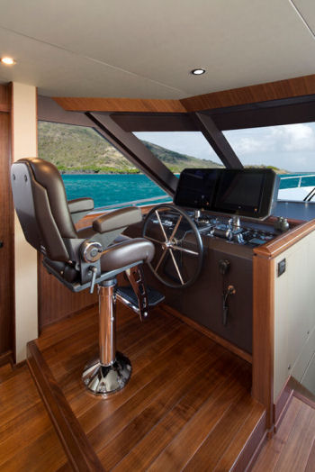 Ocean Alexander 85 Motoryacht lower helm