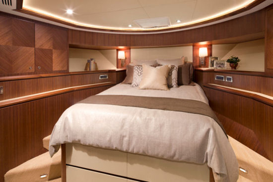 Ocean Alexander 85 Motoryacht queen berth