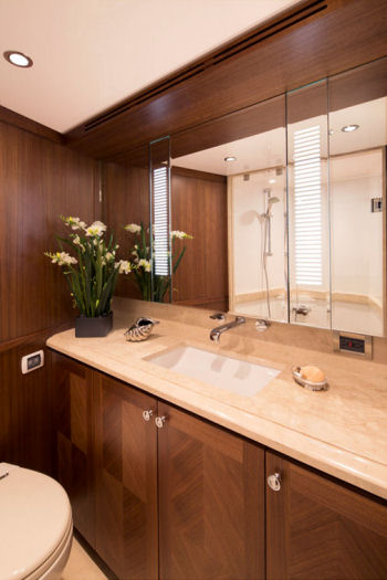 Ocean Alexander 85 Motoryacht vip head