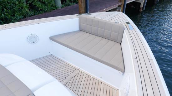 Pardo Yachts 43 forward seat
