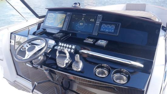 Pardo Yachts 43 helm