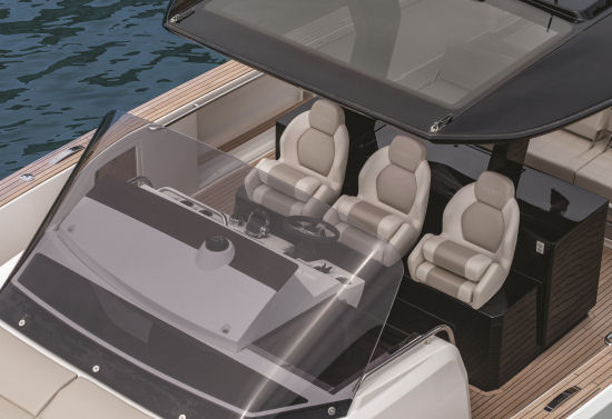 Pardo Yachts 43 helm seats