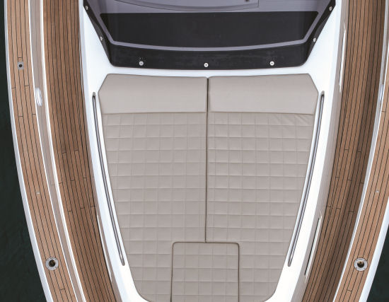 Pardo Yachts 43 foredeck