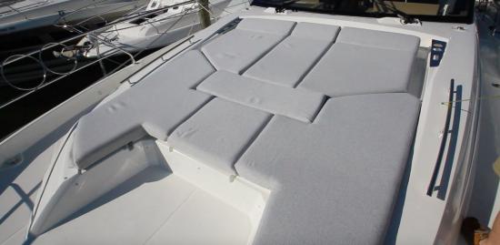 Prestige 590 bow lounge