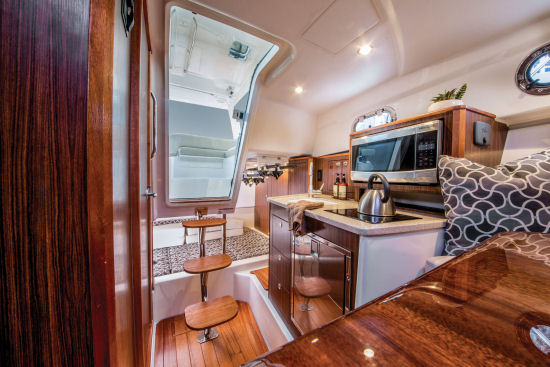 Pursuit OS 325 Offshore cabin steps