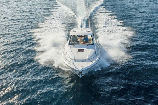 Pursuit OS 325 Offshore running shot