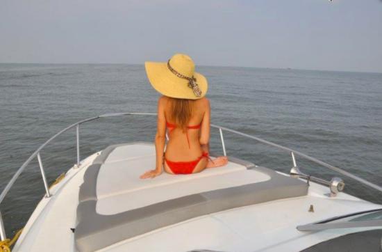 Rinker 270 EX bow sun pad