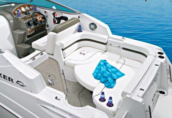 Rinker 270 EX cockpit seating