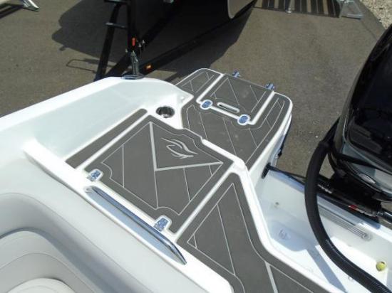 Rinker Q3 OB boarding