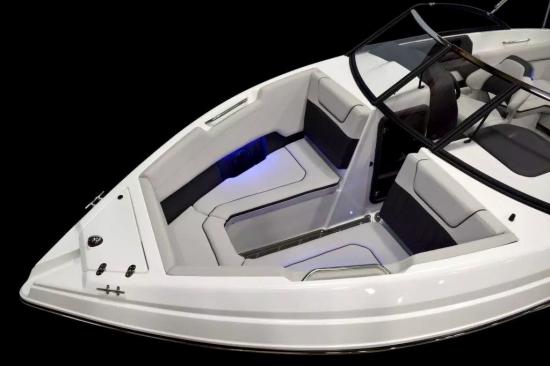 Rinker Q3 OB bow seating