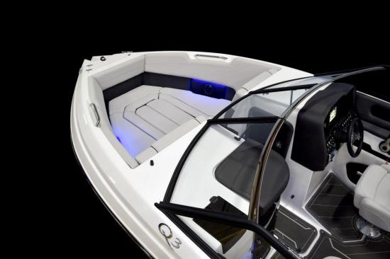 Rinker Q3 OB bow seating