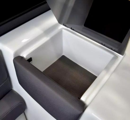 Rinker Q3 OB console