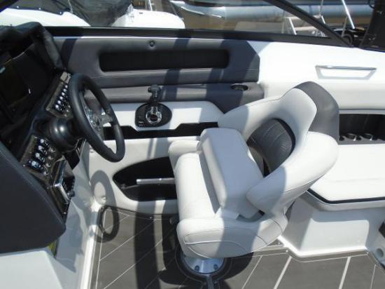 Rinker Q3 OB helm seat