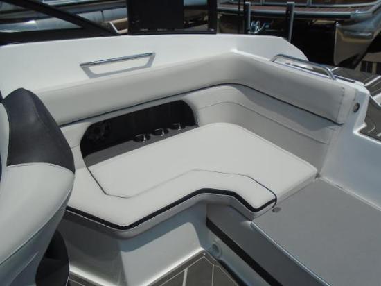 Rinker Q3 OB helm seat