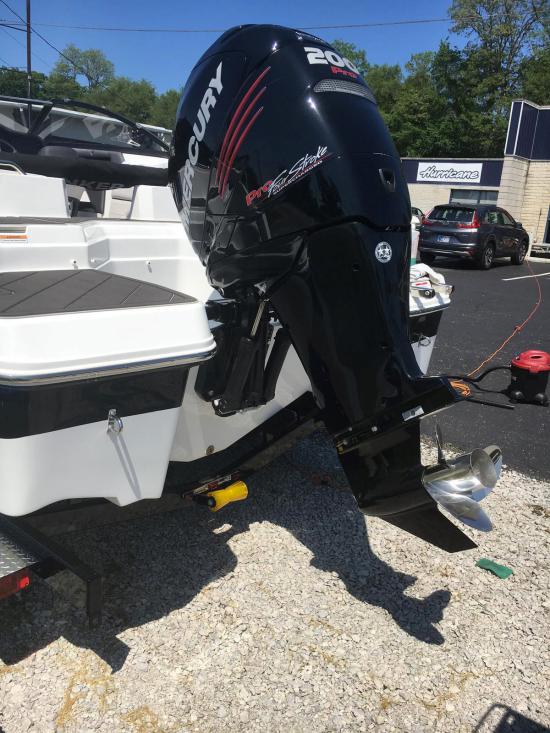 Rinker Q3 OB mercury