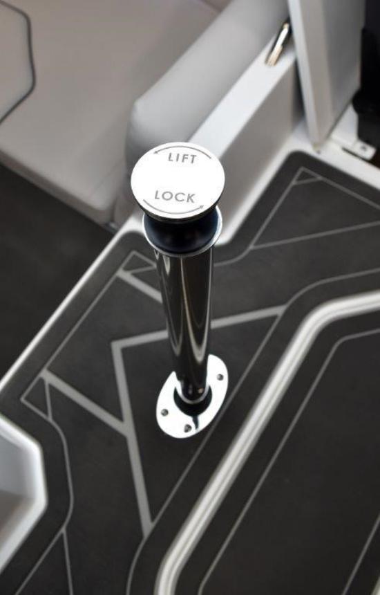 Rinker Q3 OB tow pylon