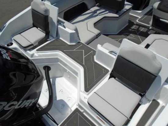 Rinker Q3 OB transom seats