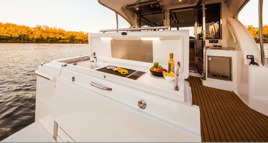 Riviera 395 SUV grill