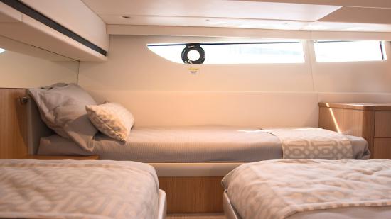 Riviera 395 SUV guest cabin