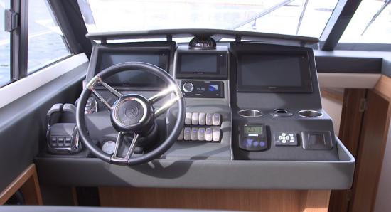 Riviera 395 SUV helm