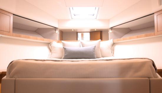 Riviera 395 SUV master bed