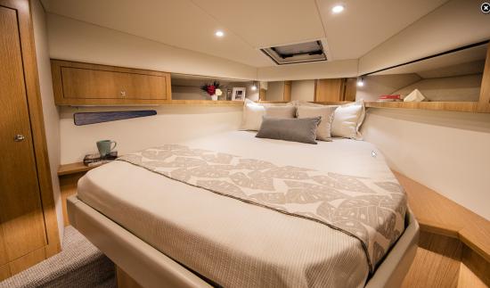 Riviera 395 SUV master stateroom