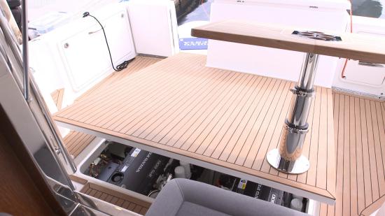 Riviera 395 SUV hydraulic ram