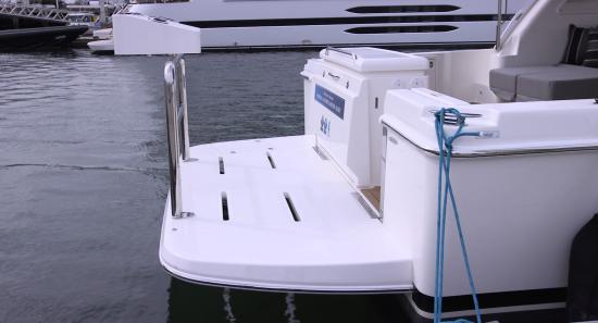 Riviera 395 SUV stern platform