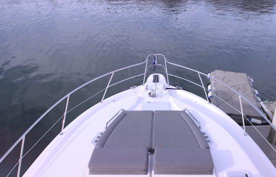 Riviera 395 SUV bow sun pad