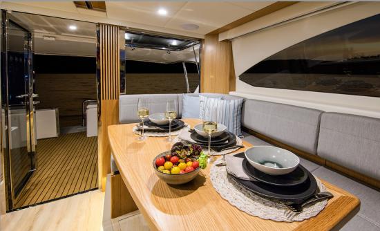 Riviera 395 SUV windows