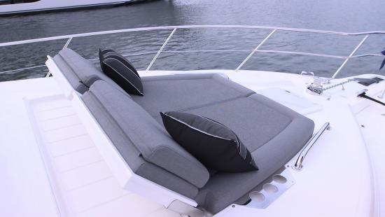 Riviera 39 Sports Motor Yacht chaise lounge