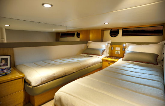 Riviera 445 SUV guest suite
