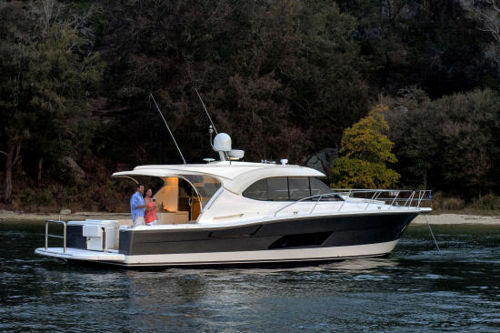 Riviera 445 SUV handrails