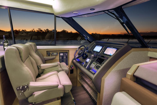 Riviera 445 SUV helm