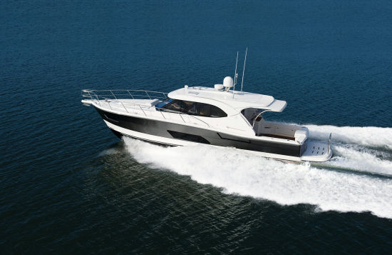 Riviera 445 SUV running shot