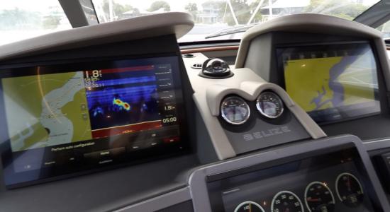 Riviera Belize 66 Sedan helm