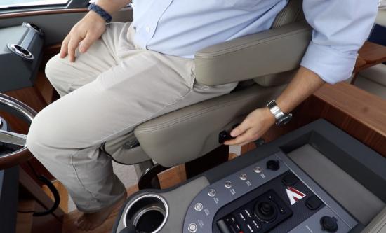 Riviera Belize 66 Sedan helm seat