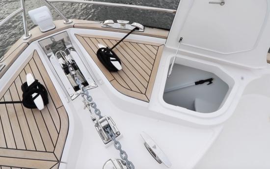 Riviera Belize 66 Sedan rode locker