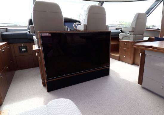 Riviera Belize 66 Sedan tv