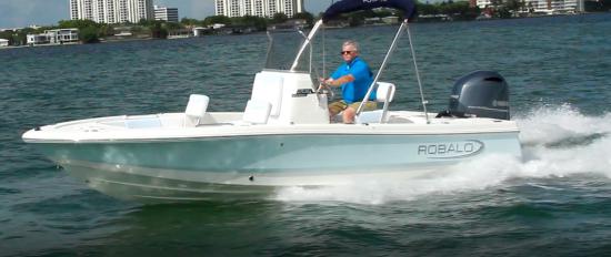 Robalo 206 Cayman S running