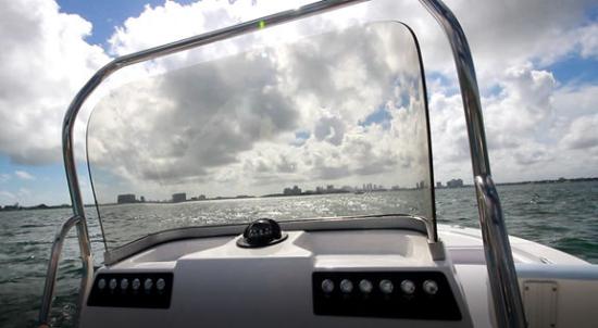 Robalo 206 Cayman S windshield