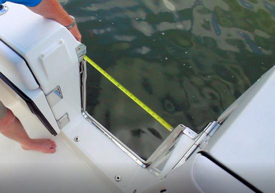 Robalo R272 dive door